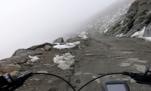 Zdjecie INDIE / Himalaje / Ladakh / Droga na Khardung La 5602m.n.p.m. (5377m.n.p.m.)
