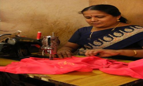 Zdjęcie INDIE / Kerala / Kozikode / pani krawcowa i moja sari blouse