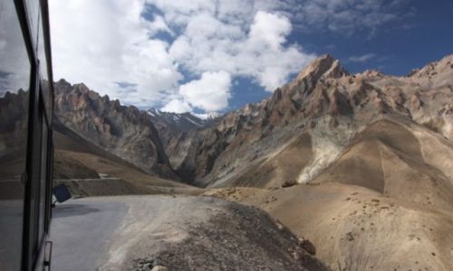 Zdjecie INDIE / Kaszmir/Ladakh / Droga z Kargil do Leh / Autobusem TATA do nieba