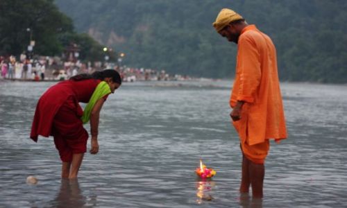 Zdjecie INDIE / Uttarakhand / Rishikesh, Triveni Ghat / Podczas ceremonii Ganga Aarti