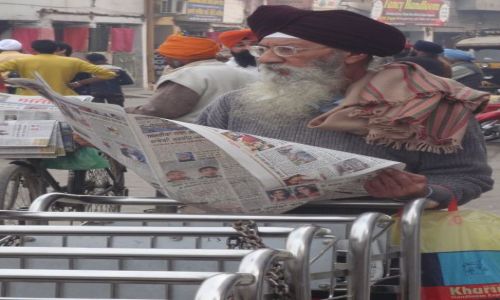 Zdjecie INDIE / brak / Amritsar / Poranny przeglad prasy