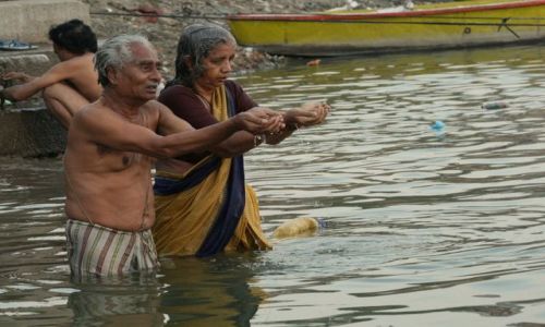 Zdjęcie INDIE / Varanasi / Ganges / Modlitwa nad Gangesem