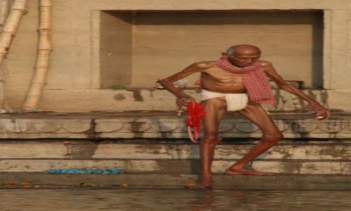 Zdjecie INDIE / Varanasi / Ganges / Rytualna kpiel