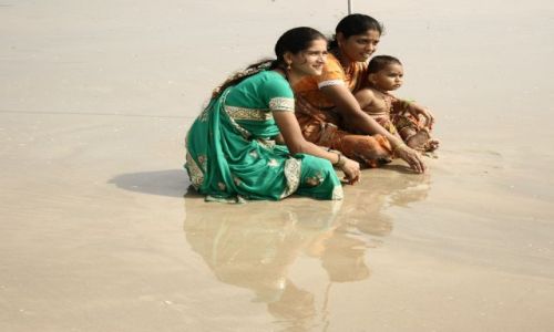 Zdjecie INDIE / Goa / Benaulim / kobiety na plazy
