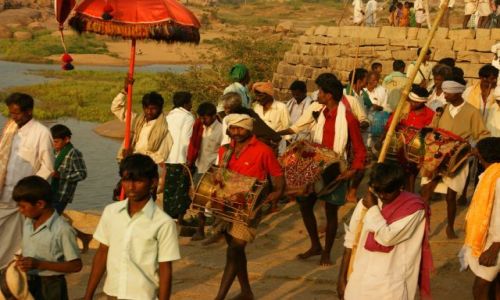 Zdjęcie INDIE / -Hampi / hampi / Tłum  gęstniał