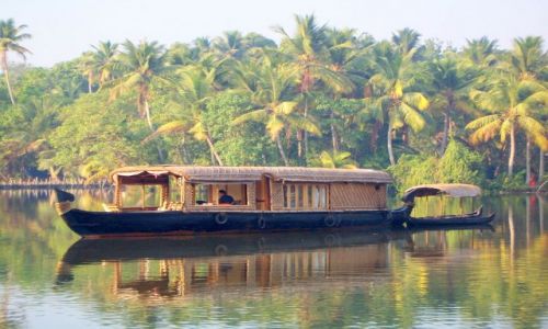 Zdjęcie INDIE / -Kerala / kanały między Kochin a Alapuzzha / taką łodzią pływaliśmy po kanałach