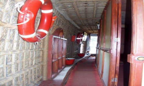 Zdjęcie INDIE / -Kerala / kanały między Kochin a Alapuzzha / wnętrze łodzi