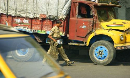 Zdjcie INDIE / Chanai / Chanai / Policjant po akcji
