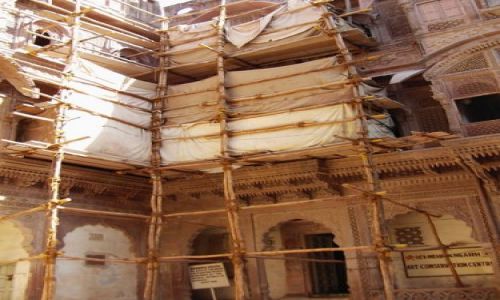 INDIE / Rajasthan / Jodhpur / fort Meherangarh - wewntrz - prace remontowe