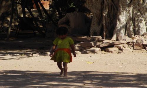 INDIE / Rajasthan / Jodhpur / fort Meherangarh - wewntrz - dzieci Indii