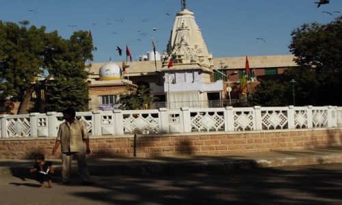 INDIE / Rajasthan / Jodhpur / w tle witynia