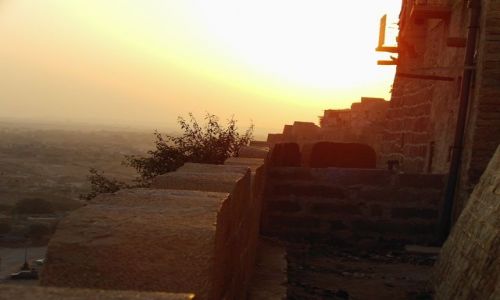 INDIE / Rajasthan / Jaisalmer - pustynia Thar / bajkowy fort - przy zachodzie soca