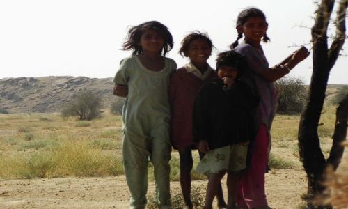 INDIE / Rajasthan / Jaisalmer - pustynia Thar / dzieci pustyni,nie wiadomo skd.....?