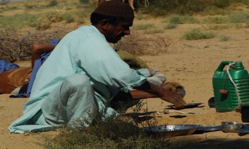 INDIE / Rajasthan / Jaisalmer - pustynia Thar / mycie garw..:-)