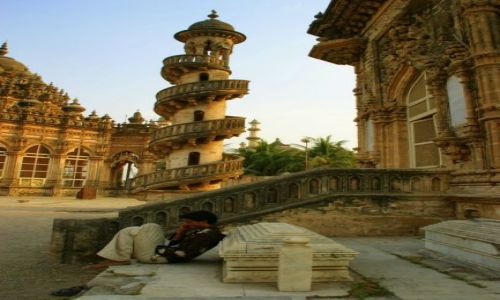 Zdjcie INDIE / Jamnagar / Jamnagar / Rozmowa przy grobawcach 