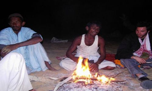 INDIE / Rajasthan / Jaisalmer - pustynia Thar / ponie ognisko