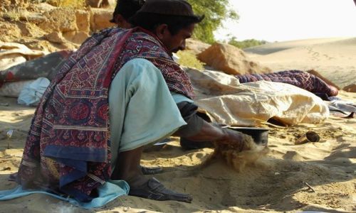 INDIE / Rajasthan / Jaisalmer - pustynia Thar / mycie garw:-)