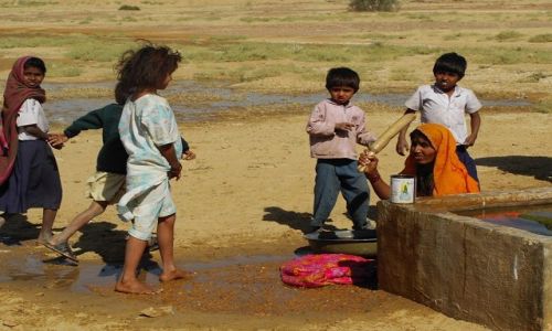 INDIE / Rajasthan / Jaisalmer - pustynia Thar / ycie w wiosce - pranie