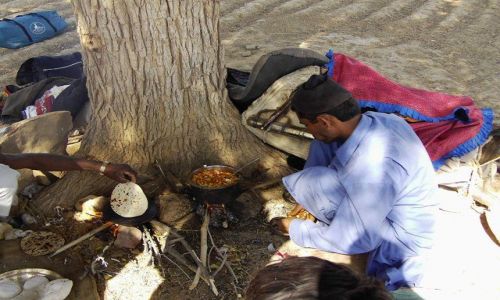 INDIE / Rajasthan / Jaisalmer - pustynia Thar / wsplne gotowanie