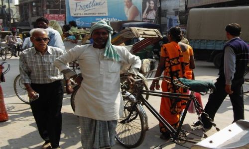 INDIE / Uttar Pradesh / Varanasi / dzielny rikszarz