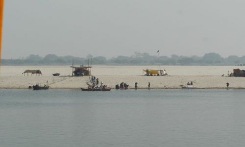 INDIE / Uttar Pradesh / Varanasi / przeciwlegy brzeg Gangesu