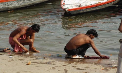 INDIE / Uttar Pradesh / Varanasi / pranie