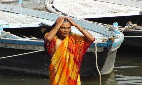 INDIE / Uttar Pradesh / Varanasi / namoczenie