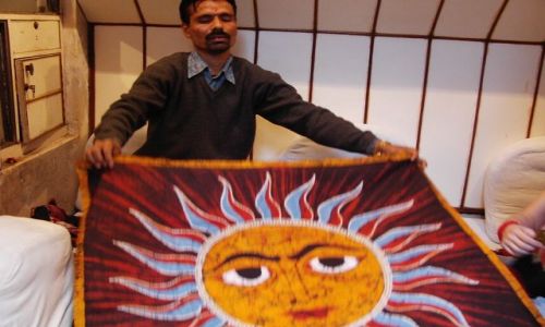 INDIE / Uttar Pradesh / Varanasi / sprzedawca