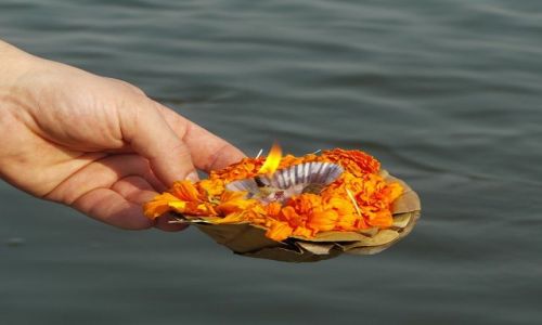 INDIE / Uttar Pradesh / Varanasi / wiateko Gangesu