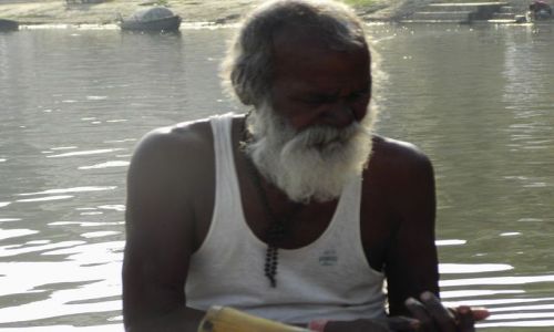 INDIE / Uttar Pradesh / Varanasi / nasz kapitan, sternik i wiolarz zarazem