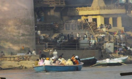 INDIE / Uttar Pradesh / Varanasi / z odzi