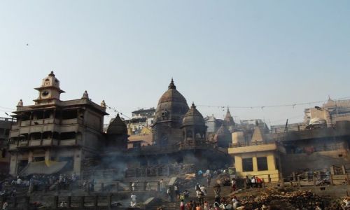 INDIE / Uttar Pradesh / Varanasi / wite miejsce spoczynku
