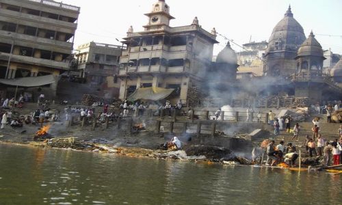INDIE / Uttar Pradesh / Varanasi / wite miejsce spoczynku