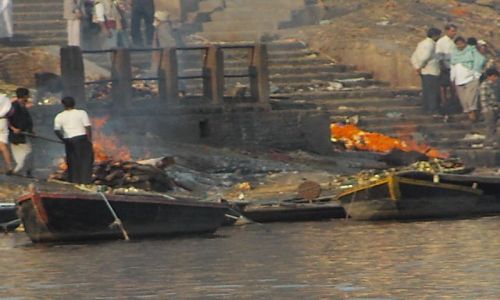 INDIE / Uttar Pradesh / Varanasi / wite miejsce spoczynku