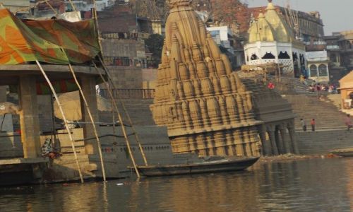 INDIE / Uttar Pradesh / Varanasi / rzeka zabiera..