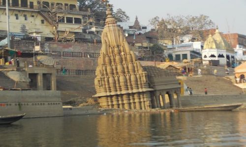 INDIE / Uttar Pradesh / Varanasi / krzywa witynia nad Gangesem