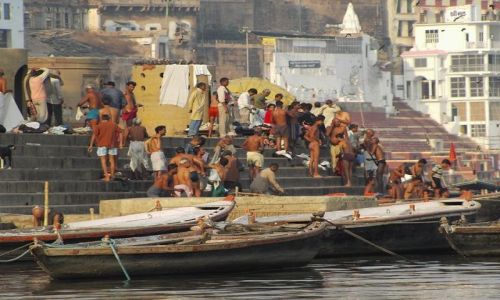 INDIE / Uttar Pradesh / Varanasi / obok religijna kpiel