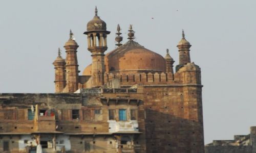 INDIE / Uttar Pradesh / Varanasi / nad brzegiem