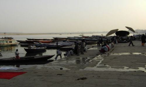 INDIE / Uttar Pradesh / Varanasi / wieczorow por