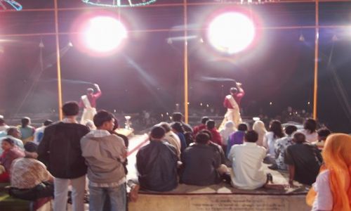 INDIE / Uttar Pradesh / Varanasi / czczenie rzeki