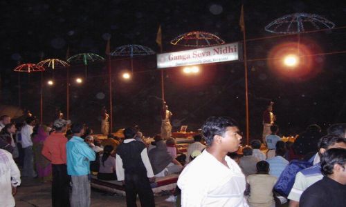 INDIE / Uttar Pradesh / Varanasi / czczenie rzeki