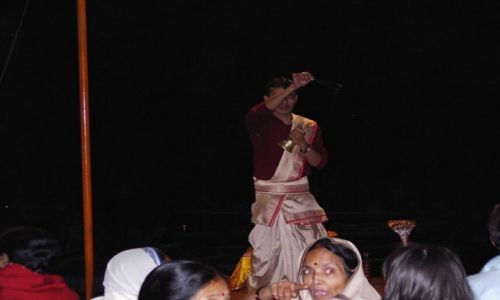 INDIE / Uttar Pradesh / Varanasi / czczenie rzeki