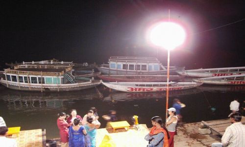 INDIE / Uttar Pradesh / Varanasi / czczenie rzeki