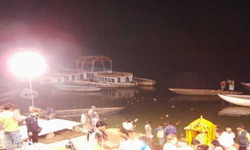 INDIE / Uttar Pradesh / Varanasi / czczenie rzeki