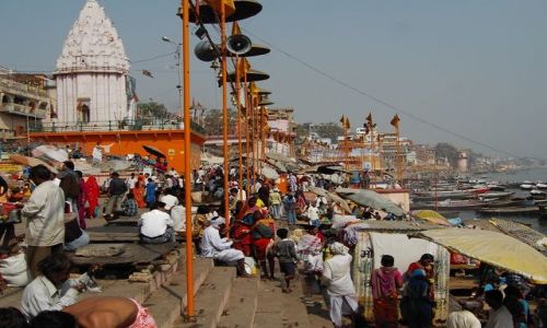 INDIE / Uttar Pradesh / Varanasi / poranny tok nad rzek