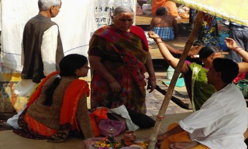 INDIE / Uttar Pradesh / Varanasi / sprzedawca darw