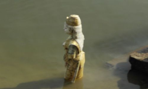INDIE / Uttar Pradesh / Varanasi / wystajca z wody