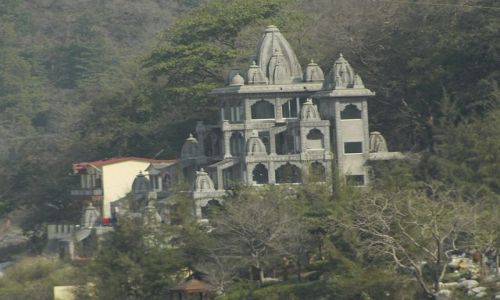 Zdjcie INDIE / Uttaranchal / Rishikesh / schowane w lesie