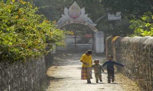 INDIE / Uttaranchal / Rishikesh / w alejce
