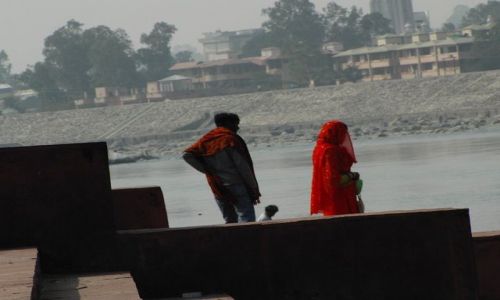 INDIE / Uttaranchal / Rishikesh / nad brzegiem